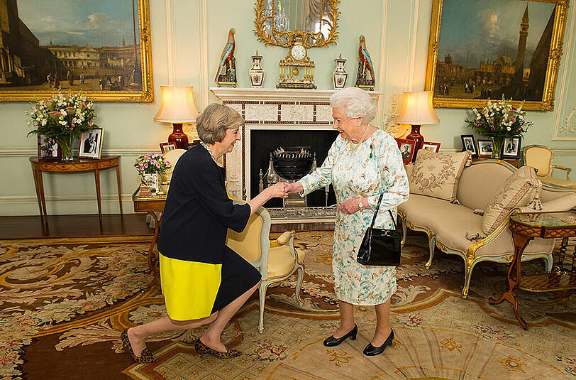 Königin Elizabeth II begrüßt Theresa May im Buckingham-Palast.