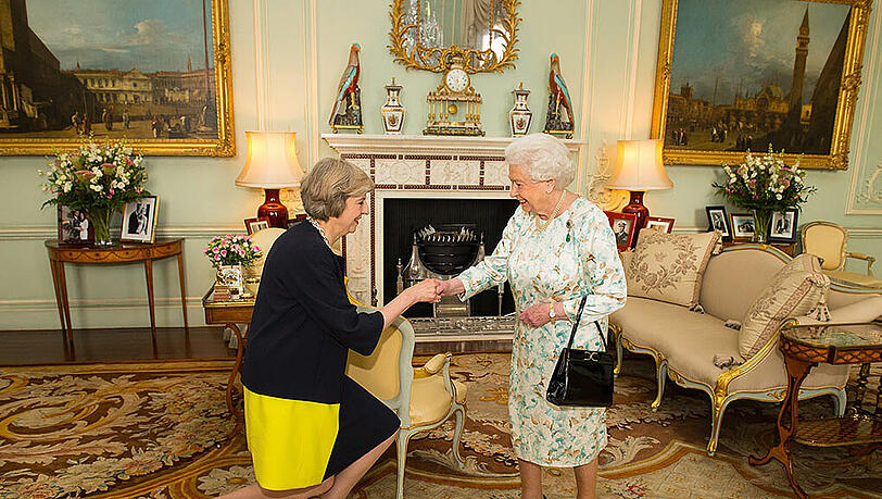 Königin Elizabeth II begrüßt Theresa May im Buckingham-Palast. Königin Elizabeth II begrüßt Theresa May im Buckingham-Palast.