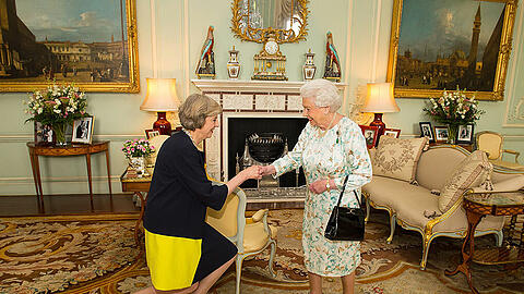 Königin Elizabeth II begrüßt Theresa May im Buckingham-Palast.