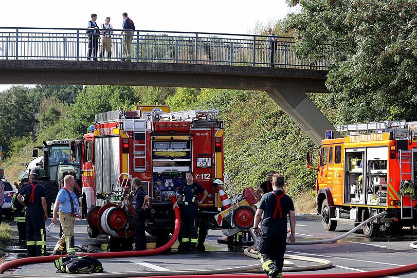 "Es hat mit einem Böschungsbrand angefangen, der hat auf Wohnhäuser übergegriffen", sagte ein Polizeisprecher.