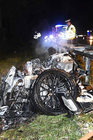 Bei einem schweren Unfall auf der A95 Richtung Garmisch in Höhe des Autobahnkreuzes Starnberg verunglückte ein Sportwagen. Ein Person kam dabei ums Leben, eine weitere wurde schwer verletzt.