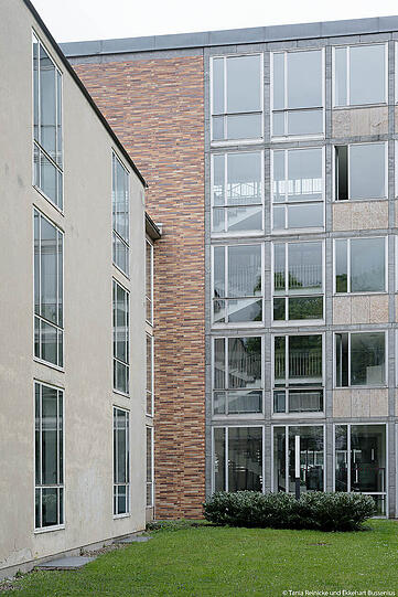 Für Außenstehende wirkt es unscheinbar &ndash; die Studenten der Architekturschule hängen an ihrem Gebäude.	Foto: ho
