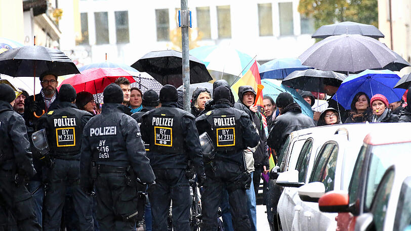 Die Bilder von der Pegida-Kundgebung in Neuhausen rund um den Rotkreuzplatz