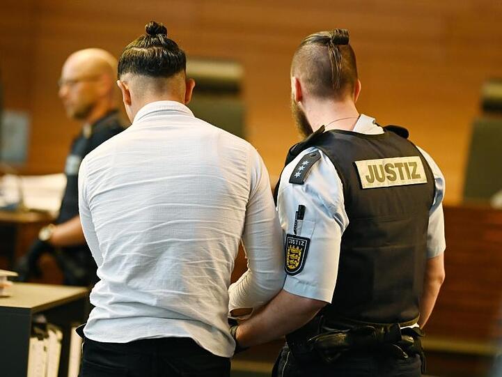Elf Männer sollen laut Anklage Mitte Oktober 2018 eine 18-Jährige nachts in einem Gebüsch vor einer Diskothek vergewaltigt haben.