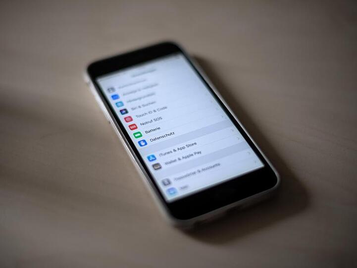 Auf einem Smartphone wird in den Einstellungen der Menüpunkt Datenschutz angezeigt. Foto: Sina Schuldt/Archivbild