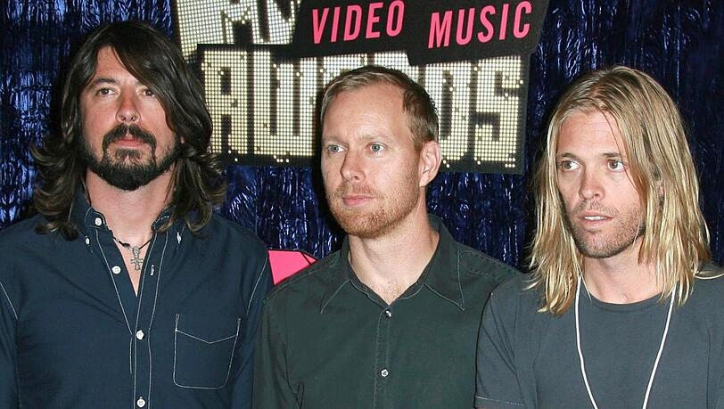 Dave Grohl, Nate Mendel und der verstorbene Taylor Hawkins von den Foo Fighters (r.).