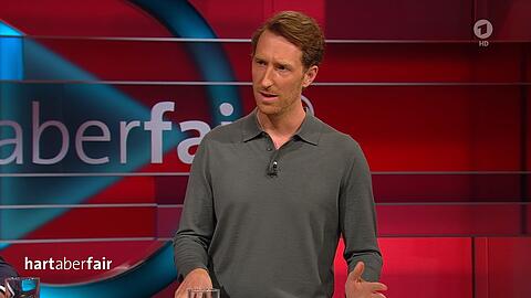 "Hart aber fair"-Moderator Louis Klamroth muss seinen Gästen im Studio eine Ansage machen.