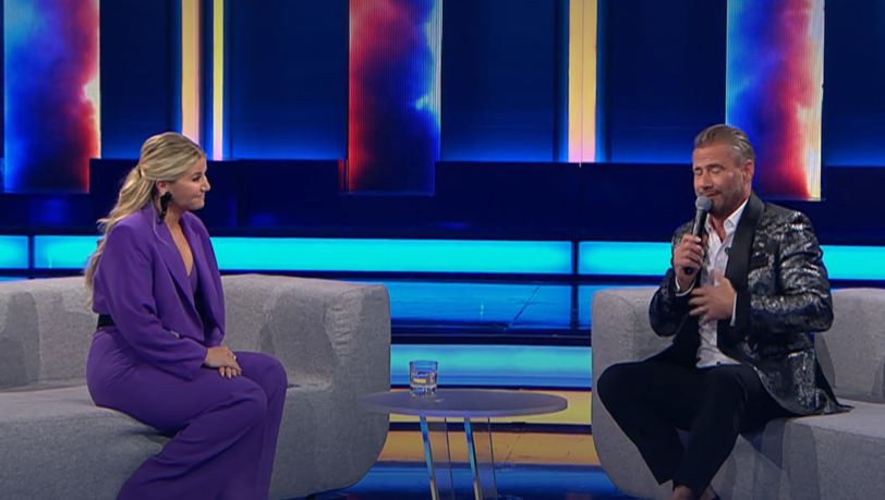 Beatrice Egli und Sasha auf dem Show-Sofa.