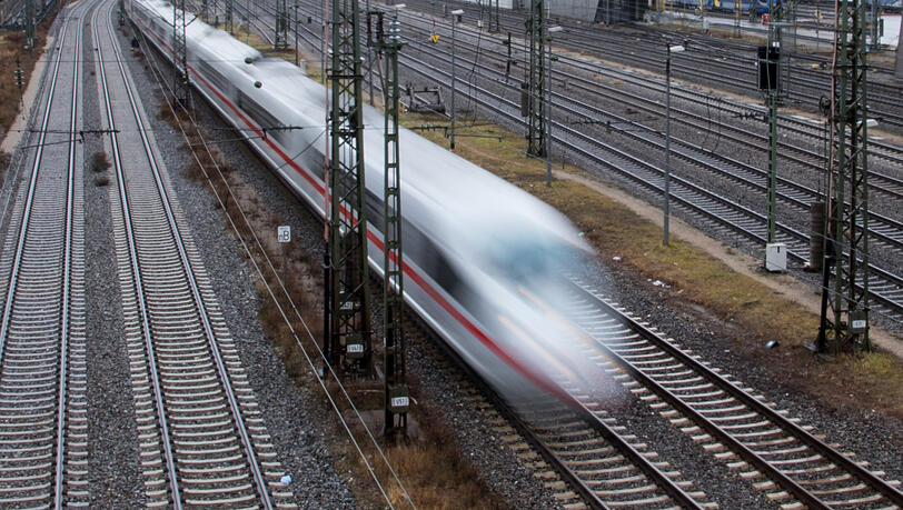 Ein ICE-Sprinter fährt am Münchner Hauptbahnhof ab: Am 8. Dezember 2017 feierte die Deutsche Bahn die Eröffnung ihrer neuen Schnellfahrstrecke von München nach Berlin.