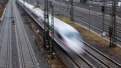 Ein ICE-Sprinter fährt am Münchner Hauptbahnhof ab: Am 8. Dezember 2017 feierte die Deutsche Bahn die Eröffnung ihrer neuen Schnellfahrstrecke von München nach Berlin.