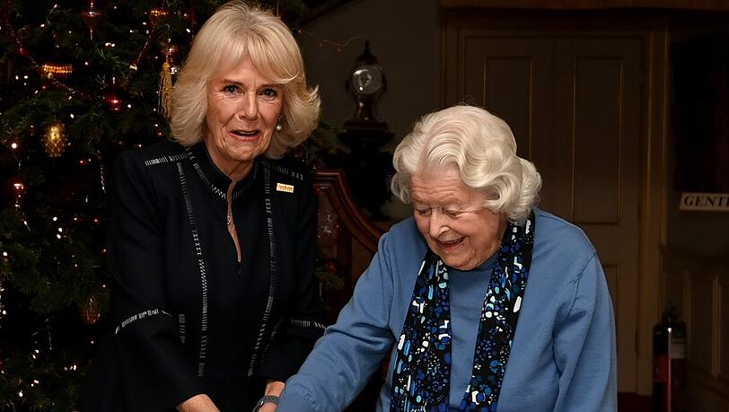 June Spencer und Königin Camilla bei einem gemeinsamen Auftritt.