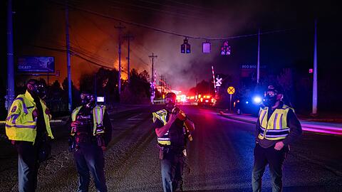 Den Rettungskräften dürfte eine lange Nacht bevorstehen.