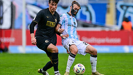 Nach dem Spiel auf 180: Rostocks Ahmet Guerleyen (l.), hier im Zweikampf mit Sechzigs Sigurd Haugen.