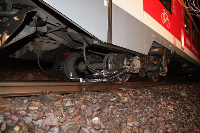 In Landkreis Altötting ist in der Nacht zum Donnerstag ein Unbekannter mit seinem Rad auf einem Bahnübergang vom Zug erfasst worden - die Person starb. Bilder vom Geschehen.