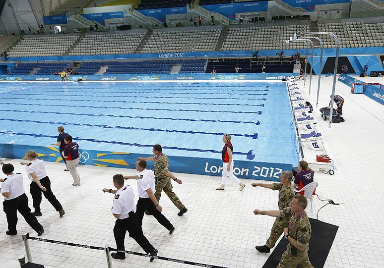 Militär und Sicherheitspersonal bei einer Übung für die bevorstehenden Olympischen Sommerspiele 2012 im "Aquatics Center" in London.