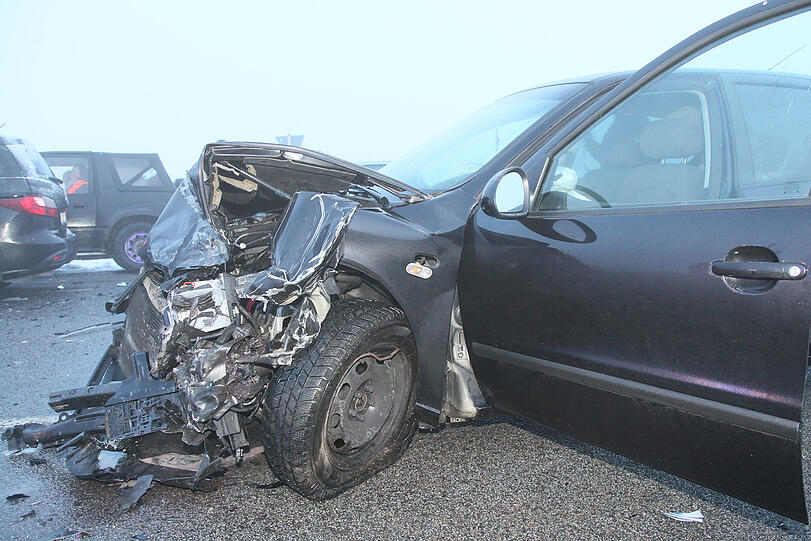 Es ist neblig am Mittwochmorgen, als eine junge Autofahrerin beim Linksabbiegen ein entgegenkommendes Auto übersieht. Es kommt zum Crash.