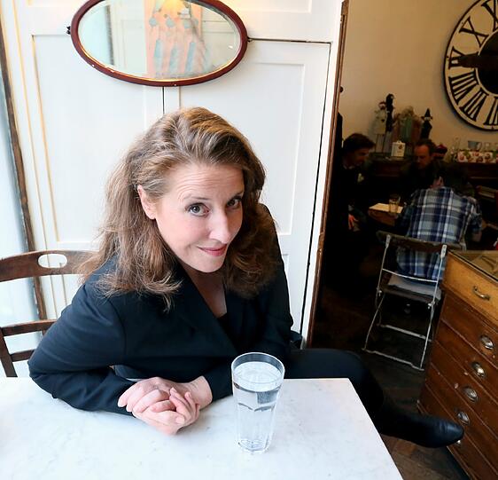 Für das Interview hat die Kabarettistin das Café Marais im Westend ausgesucht - und trinkt Mineralwasser.