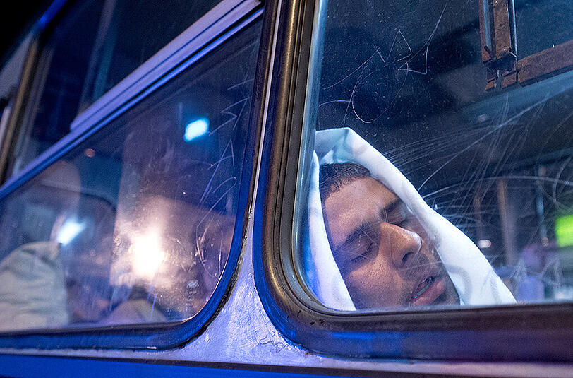 Tausende Flüchtlinge warten in den frühen Morgenstunden in Bussen vor dem Ostbahnhof in Budapest  auf ihren Weitertransport nach Österreich.