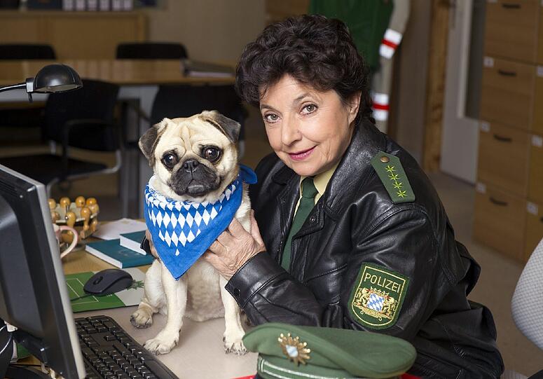 Als Polizeihauptmeisterin Inge Aschenbrenner mit ihrem Mops &bdquo;Buzzi&ldquo; in &bdquo;Monaco 110&ldquo;.