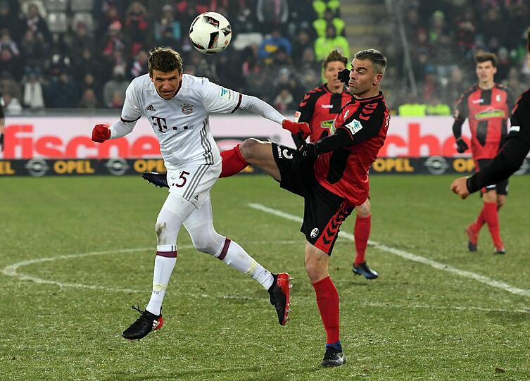 THOMAS MÜLLER NOTE 5: Fand seine Aufgabe und seine Rolle als hängende Spitze nicht. Beim Highlight kurz vor Weihnachten gegen Leipzig (3:0) auf der Bank, nun für Thiago im Team, aber ohne Wirkung. Kurze Aufregung als er im Strafraum fiel &ndash; kein Elfer (47.).