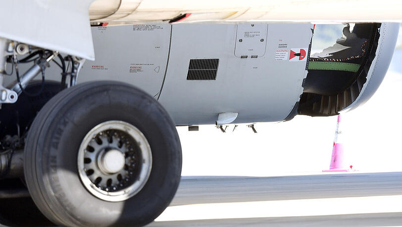Die Beschädigte Turbine eines Flugzeugs der China Eastern Airlines am Flughafen in Sydney. Mit einem Triebwerkschaden ist die Maschine der China Eastern Airlines kurz nach dem Start in Sydney zurückgekehrt und ist dann notgelandet. Die Beschädigte Turbine eines Flugzeugs der China Eastern Airlines am Flughafen in Sydney. Mit einem Triebwerkschaden ist die Maschine der China Eastern Airlines kurz nach dem Start in Sydney zurückgekehrt und ist dann notgelandet.