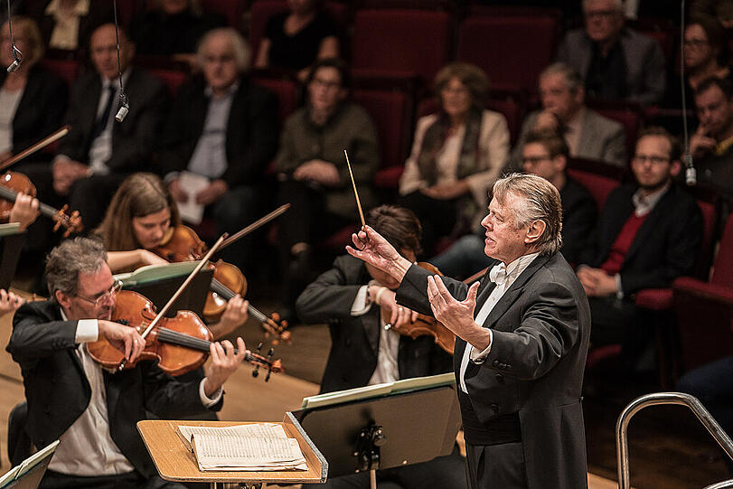 Mariss Jansons dirigiert.