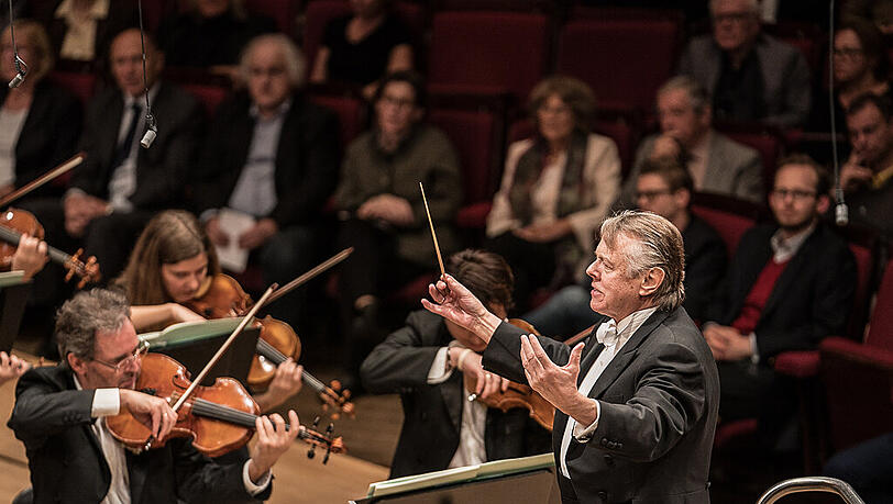Mariss Jansons dirigiert. Mariss Jansons dirigiert.