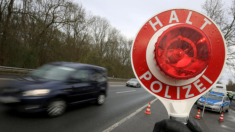 Die Polizei hat einen 25-Jährigen ohne Fahrerlaubnis beim Autofahren erwischt. (Symbolbild)