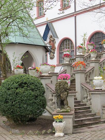 Spaziergang in Harlaching und Umgebung: Dabei u.a. die russisch- orthodoxe Kirche in der Obergiesing. Der umgedrehte Baumstamm beim Spielplatz am Paula-Herzog-Weg; die Wege die mit gelben Blütenstaub bedeckt sind. Die Wege unterhalb des Trainingsgeländes vom TSV 1860 und noch ein paar andere Impressionen.