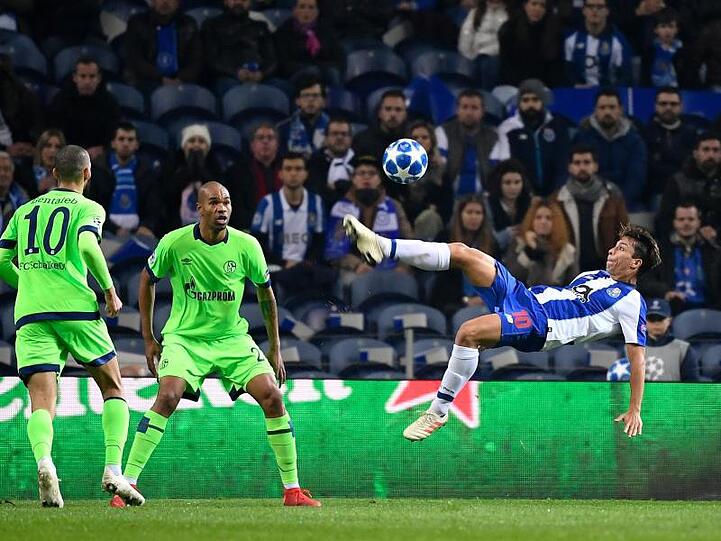 Nabil Bentaleb und Naldo bestaunen einen Fallrückzieher von Portos Oliver Torres (l-r).
