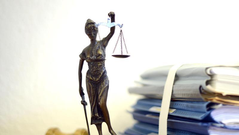 Justitia mit Holzhammer und Aktenstapel. Foto: Volker Hartmann/dpa/Symbolbild Justitia mit Holzhammer und Aktenstapel. Foto: Volker Hartmann/dpa/Symbolbild
