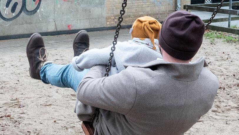 "... Vater sein dagegen sehr": Viele Väter in Deutschland werden laut Studie zufolge ihren eigenen Vorstellungen von guter Vaterschaft nicht gerecht.