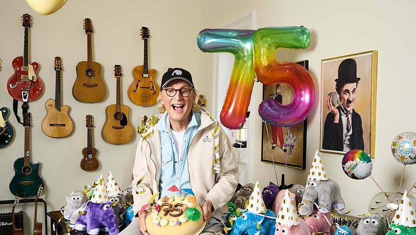 Ottifanten, Torte – und beste Laune: So feiert Otto Waalkes seinen 75. Geburtstag am 22. Juli – allerdings "irgendwo im Ausland", um ausnahmsweise mal ein bisserl Ruhe zu haben.