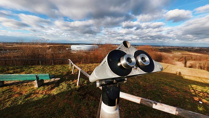 Oben am ehemaligen Fröttmaninger Müllberg mit Blick auf die Arena: Sogar ein Aussichtsfernglas gibt es hier. Oben am ehemaligen Fröttmaninger Müllberg mit Blick auf die Arena: Sogar ein Aussichtsfernglas gibt es hier.
