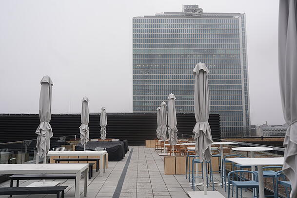 Auf dem Dach des Bürogebäudes ist eine Terrasse mit Alpenblick für die Mitarbeiter.