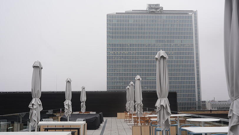 Auf dem Dach des Bürogebäudes ist eine Terrasse mit Alpenblick für die Mitarbeiter. Auf dem Dach des Bürogebäudes ist eine Terrasse mit Alpenblick für die Mitarbeiter.