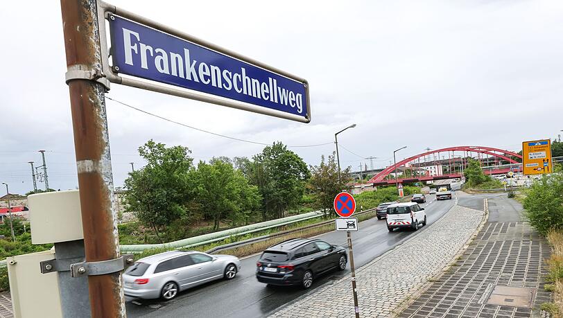 Um den Ausbau des Frankenschnellweges in Nürnberg, einer wichtigen Nord-Süd-Verkehrsachse in der Metropolregion, gibt es seit Jahrzehnten Streit (Archivbild). Um den Ausbau des Frankenschnellweges in Nürnberg, einer wichtigen Nord-Süd-Verkehrsachse in der Metropolregion, gibt es seit Jahrzehnten Streit (Archivbild).