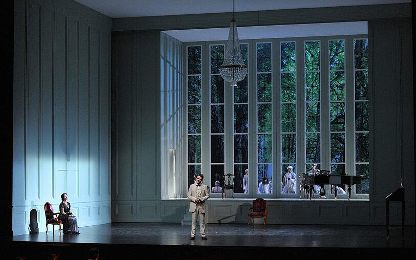 Michael Rotschopf als Hofmannsthal und Regina Fritsch als Dorine im gesprochenen Vorspiel der Oper "Ariadne auf Naxos" von Richard Strauss in der Neufassung von Sven-Eric Bechtolf.