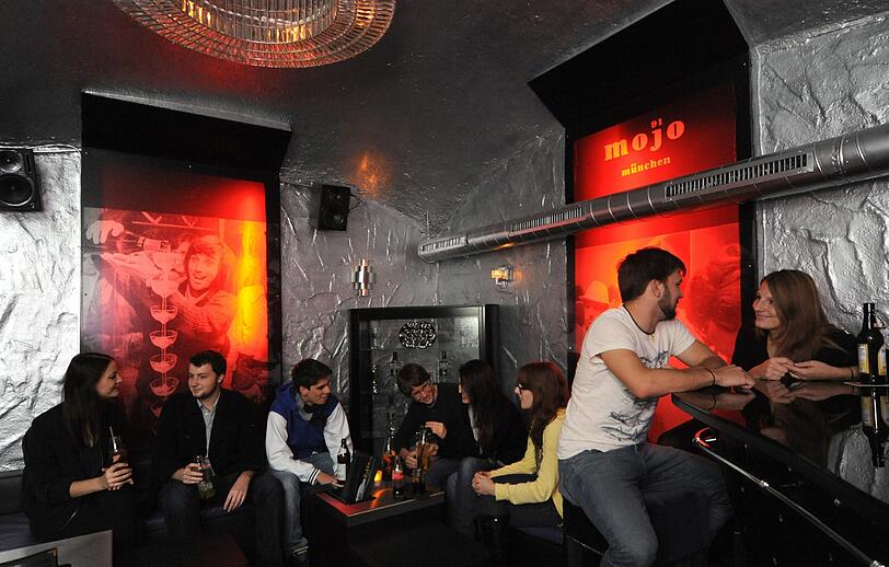 Das Mojo91 in der Schellingstraße: Am Samstag treffen sich in der Kellerbar immer Studenten zum Fußballschauen. Abends wird die Bar von Cocktailtrinkern bevölkert.