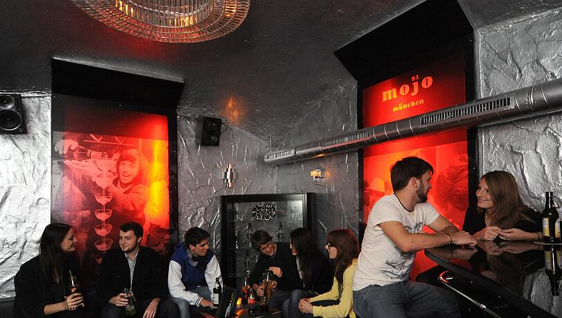 Das Mojo91 in der Schellingstraße: Am Samstag treffen sich in der Kellerbar immer Studenten zum Fußballschauen. Abends wird die Bar von Cocktailtrinkern bevölkert. Das Mojo91 in der Schellingstraße: Am Samstag treffen sich in der Kellerbar immer Studenten zum Fußballschauen. Abends wird die Bar von Cocktailtrinkern bevölkert.