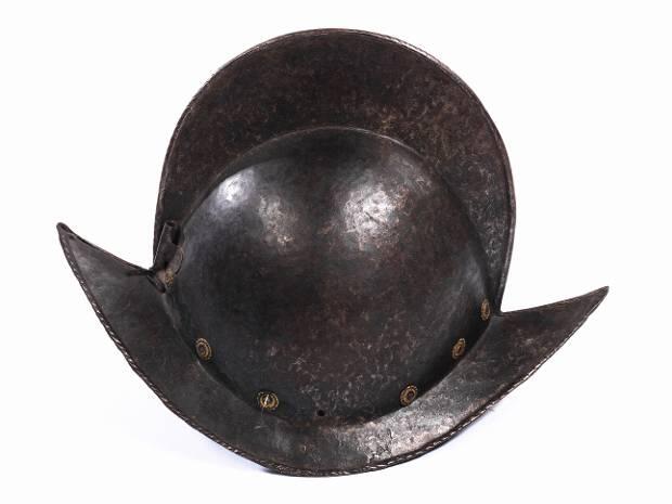 Für den Conquistador von heute: Dieser spanische Helm aus dem 17. Jahrhundert hat einen Schätzpreis von 800 bis 1200 Euro.