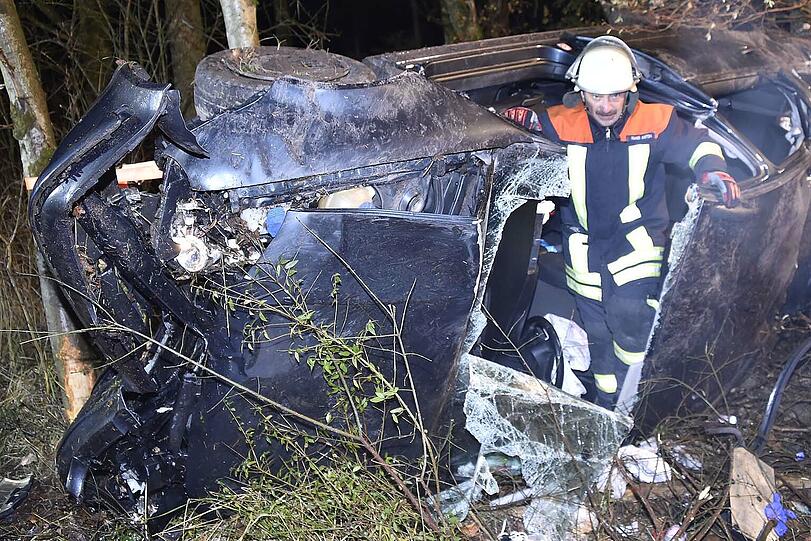 Bei der Rettung dreier Unfallopfer wurde ein Polizist verletzt.