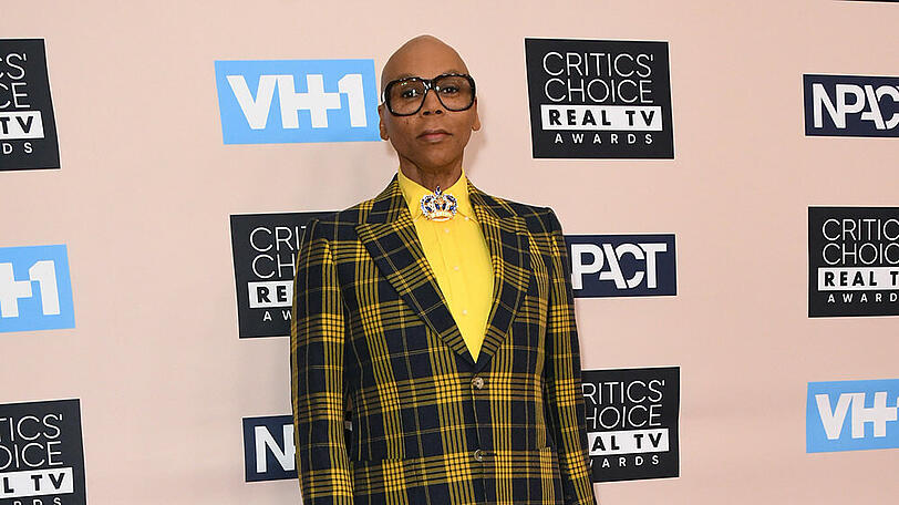 RuPaul selbst erlangte in den 1990er Jahren Berühmtheit als Drag Queen
