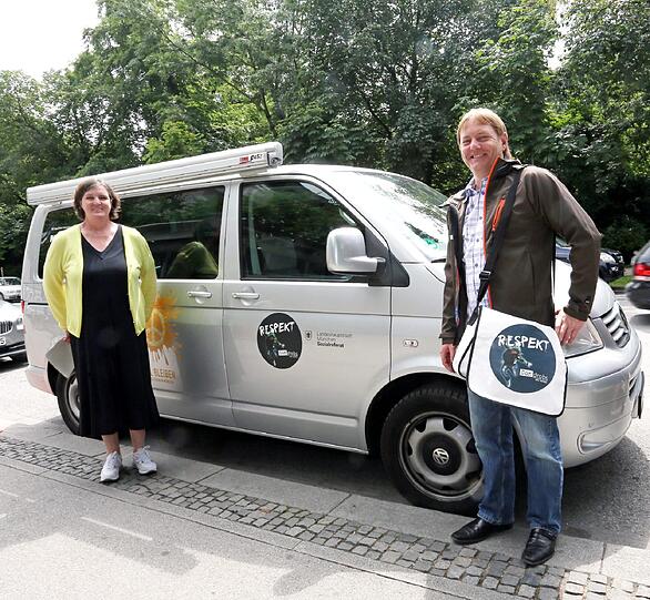 Jugendamts-Chefin Maria Kurz-Adam und Streetworker Frederik Kronthaler von Condrops zeigen den neuen Bus. Der gebrauchte VW mit Standheizung ist am Stachusbrunnen Anlaufadresse am Wochenende nachts an der Feiermeile.