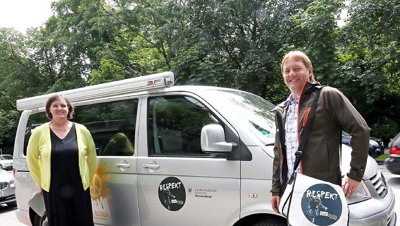 Jugendamts-Chefin Maria Kurz-Adam und Streetworker Frederik Kronthaler von Condrops zeigen den neuen Bus. Der gebrauchte VW mit Standheizung ist am Stachusbrunnen Anlaufadresse am Wochenende nachts an der Feiermeile. Jugendamts-Chefin Maria Kurz-Adam und Streetworker Frederik Kronthaler von Condrops zeigen den neuen Bus. Der gebrauchte VW mit Standheizung ist am Stachusbrunnen Anlaufadresse am Wochenende nachts an der Feiermeile.
