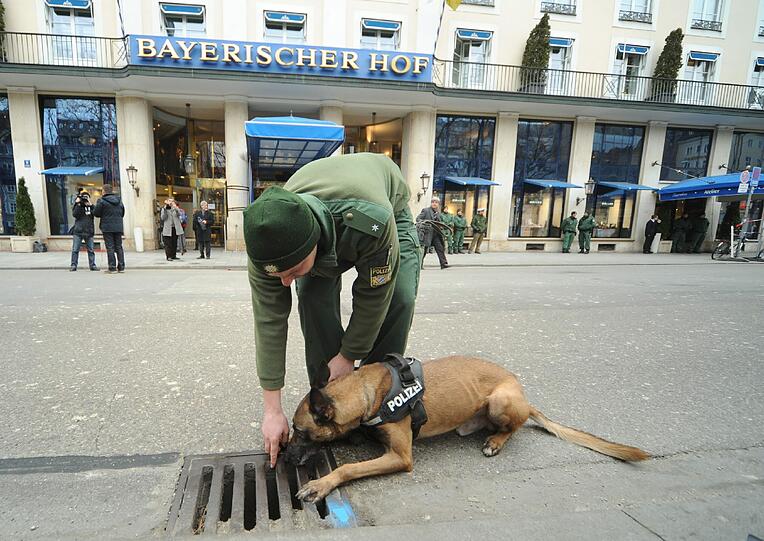 Sicherheitskoferenz: Hunde schnüffeln an den Gullis, die Polizei filzt den Bereich um den Bayerischen Hof. Die Bilder aus der Münchner City...