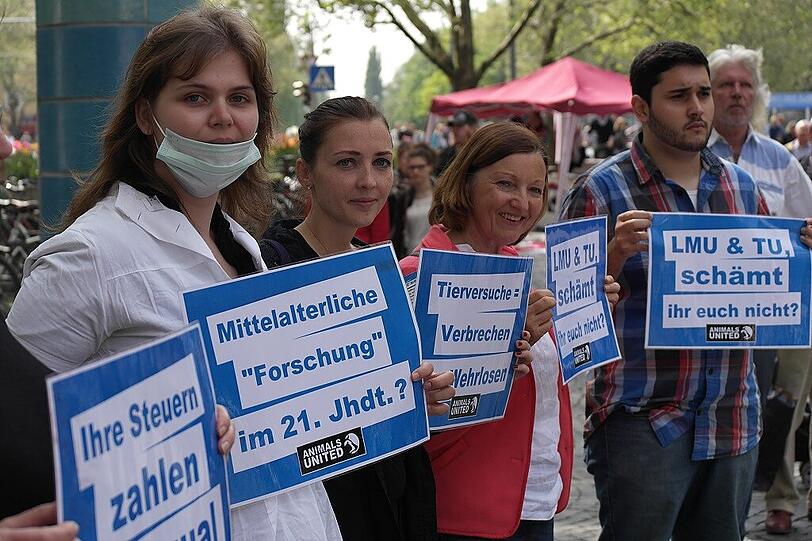 Am Sendlinger Tor hat die Tierrechtsorganisation Animals United Lärm für die Stimmlosen, die Tiere, gemacht.
