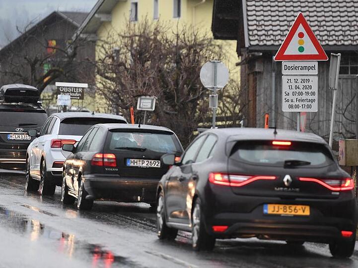 Urlauber stehen an einer "Dosierampel" im Stau. Foto: Angelika Warmuth/dpa