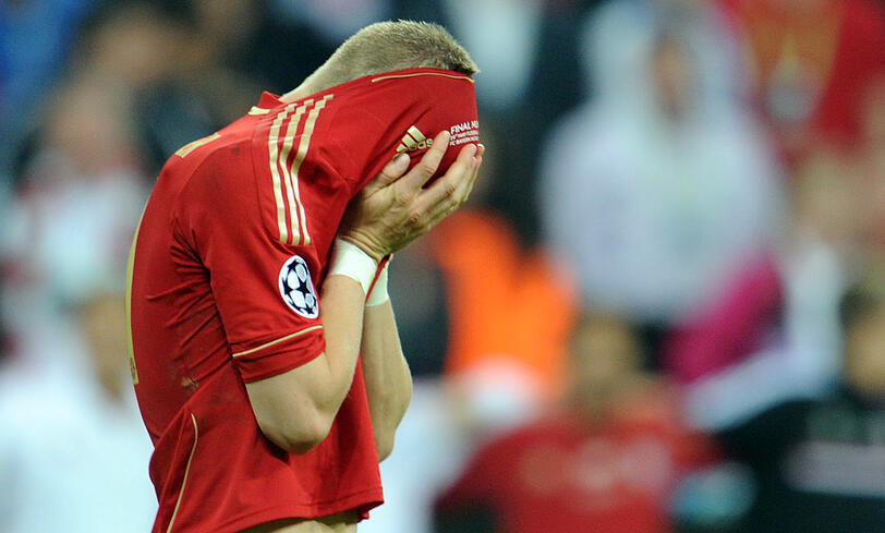 Bitter, bitterer, Bastian: Schweinsteiger setzt den entscheidenden Strafstoß im Finale dahoam gegen Chelsea an den Pfosten, der FC Bayern unterliegt so im Elferschießen des Champions-League-Endspiels.