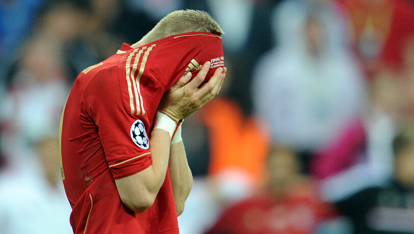 Bitter, bitterer, Bastian: Schweinsteiger setzt den entscheidenden Strafstoß im Finale dahoam gegen Chelsea an den Pfosten, der FC Bayern unterliegt so im Elferschießen des Champions-League-Endspiels. Bitter, bitterer, Bastian: Schweinsteiger setzt den entscheidenden Strafstoß im Finale dahoam gegen Chelsea an den Pfosten, der FC Bayern unterliegt so im Elferschießen des Champions-League-Endspiels.